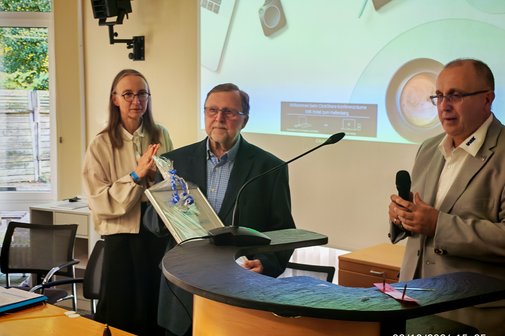 J&uuml;rgen Hennemann &uuml;berreicht Herbert Elz die Urkunde zum Ehrenvorsitzenden