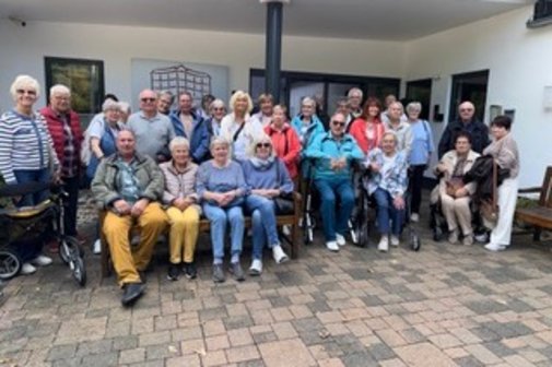 VdK OV DO-Derne Mitglieder des OV DO-Derne vor dem Eingang des VdK Hotels