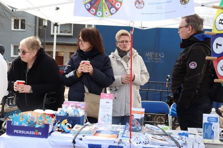 Vier Personen stehen hinter dem VdK Informationsstand.