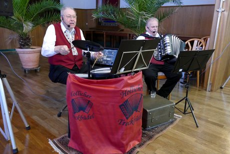 Zwei Musiker sorgen für musikalische Unterhaltung