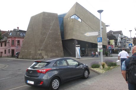 Blick auf das Geysir Museum in Andernach
