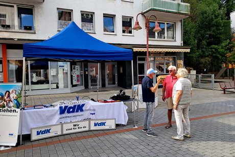 Besucher am Info-Stand