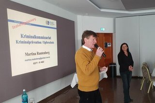 Im Vordergrund Der VdK-OV-Vorsitzende Dr. Martin Happ mit Mikrofon. Im Hintergrund Kriminalbeamtin Martina Rautenberg