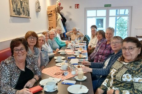 Gruppenfoto der Teilnehmerinnen des VdK-Frauenstammtischs im Café Mattheisen am 13. November 2025; die Frauen sitzen zusammen in fröhlicher Runde.