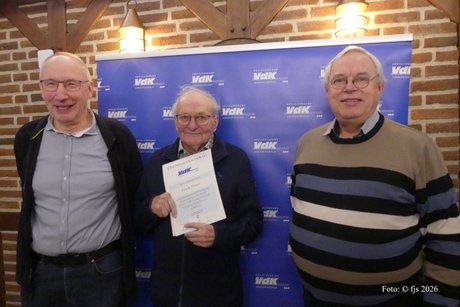 3 Personen stehen vor einer VdK-Leinwand