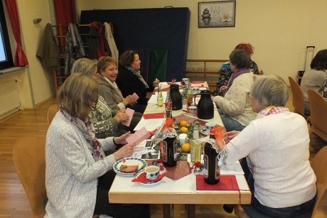 Jahresabschlusstreffen der Frauenvertreterinnen. Mehrere Frauen sitzen an einem langen geschmücktem Tisch.