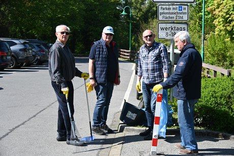 Mitglieder beim M&uuml;llsammeln