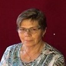 Portrait einer Frau mit Brille und dunklen Haaren Kurzhaarschnitt