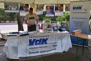 Beisitzer Lothar Wusthoff am VdK-Infostand beim AWO-Sommerfest 2023