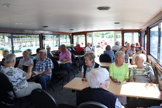 Mitglieder mehrerer Ortsverbände auf dem Oberdeck des Schiffes.