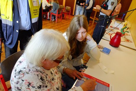 Jugendliche und Mitglieder bearbeiten gemeinsam das #NMDO-Sammelalbum.