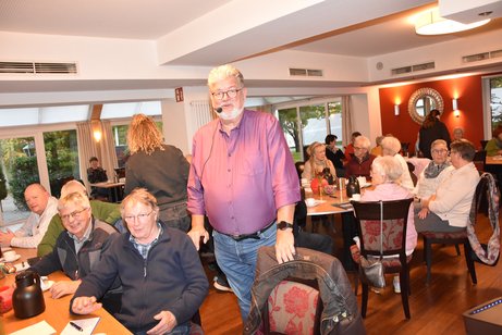 Klaus Meiers zwischen den Mitgliedern.