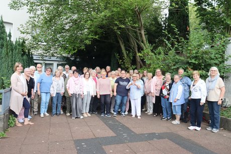 Grillnachmittag vom VdK Ortsverband Altendorf gemeinsam mit dem Ortsverband Borbeck. Gruppenbild aller Teilnehmer und Gäste.