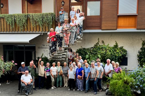 Gruppenfoto von Mitgliedern des OV Anr&ouml;chte-Erwitte auf einer Wendeltreppe.