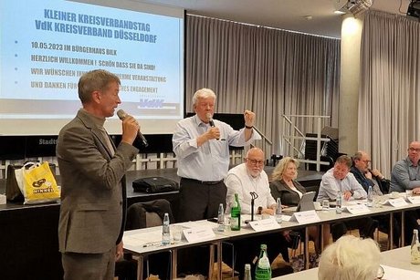 Zwei Männer mit Mikrofon im Gespräch