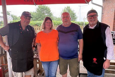 Sommerfest Vier Personen stehen zum Gruppenfoto