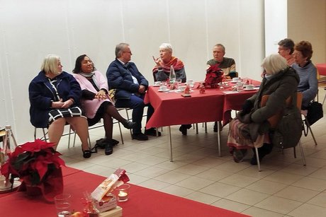 Veranstaltungsraum mit festlich geschm&uuml;ckten Tischen