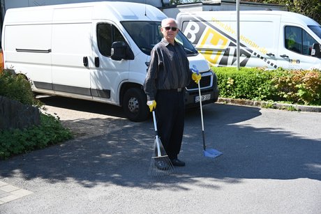 Flei&szlig;iger Helfer beim M&uuml;llsammeln