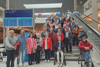 Gruppenfoto auf der Treppe in der Abflughalle des Flughafen Münster-Osnabrück