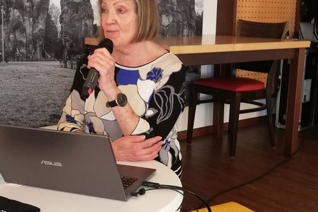 VdK Vorsitzend Gudrun Pohl begrüßt die Gäste