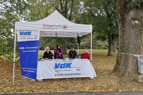 Drei Frauen und ein Mann an einem VdK Informations-Stand.