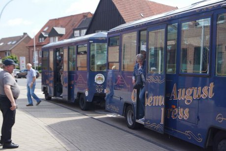 Fahrgäste steigen aus dem Clemens-August-Express", einer zum Bus umgerüsteten Bimmelbahn.