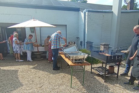 Gastwirt Rudi Verh&uuml;lsdonk und sein Team versorgte die G&auml;ste mit Leckerem vom Grill und frischen Salaten.