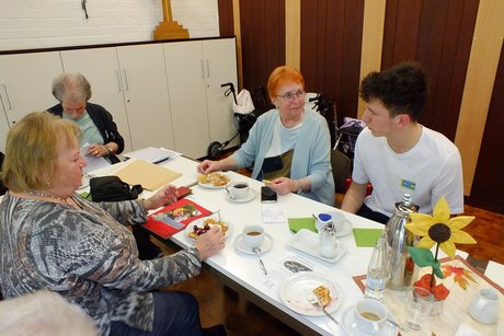 Jugendliche und Mitglieder bearbeiten gemeinsam das #NMDO-Sammelalbum.