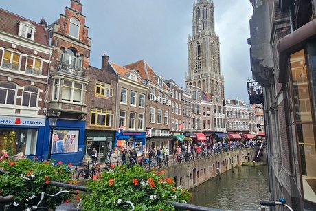 ein kurzer Abschnitt der Gracht und es sind viele Fußgänger*innen zu sehen
