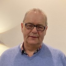 Das Bild zeigt einen Mann im blauen Pullover