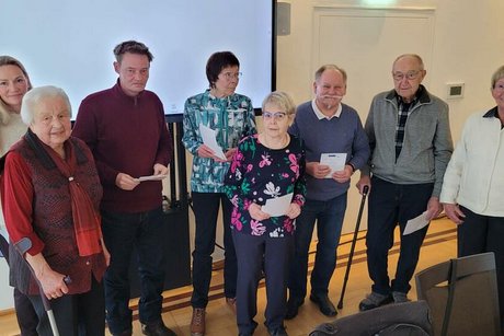 Gruppenfoto der Jubilare mit Urkunden für ihre langjährige Mitgliedschaft in der Hand.