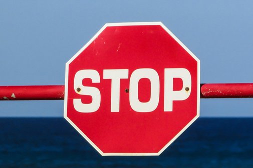 auf dem Foto ist ein Stopschild zu sehen