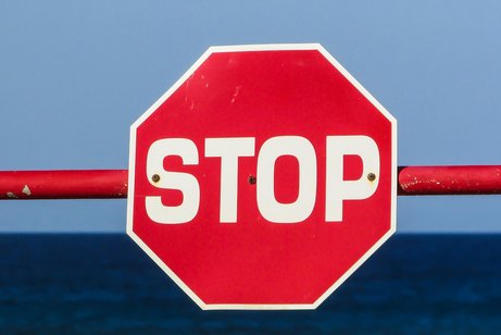 auf dem Foto ist ein Stopschild zu sehen