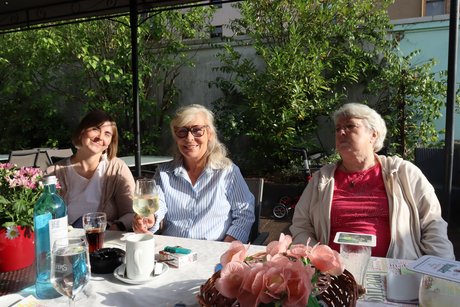 Grillnachmittag vom VdK Ortsverband Altendorf gemeinsam mit dem Ortsverband Borbeck. Drei Frauen sitzen nebeneinander am Tisch.