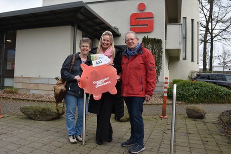 Zur Spendenübergabe trafen sich Inge Hille (l.) und Norbert Wohnfurter mit Kristina Krude.