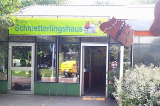 Vor dem Schmetterlingshaus