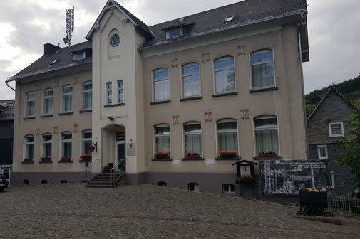 Das Foto zeigt das Gebäude des Heimatmuseums Niederschelden in Frontansicht.