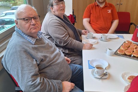 Menschen am Tisch zum Fr&uuml;hst&uuml;ckstreff