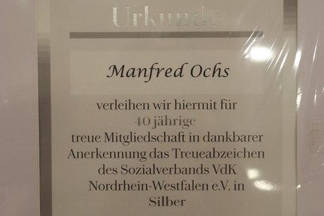 Eine Urkunde f&uuml;r 40 Jahre Mitgliedschaft im VdK f&uuml;r Manfred Ochs.
