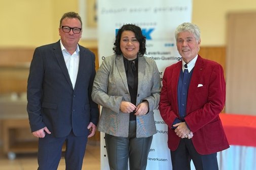 Freuten sich über eine gelungene Veranstaltung: Ralf Mehner-Sievernich (von links, Ortsvorsitzender), Milanie Kreutz (SPD-Fraktionsvorsitzende in Leverkusen und stellvertretende Bundesvorsitzende des dbb beamtenbund und tarifunion) und Bert Lehberger (stellvertretender Ortsvorsitzender).