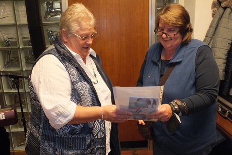 Eine Frau &uuml;berreicht einer anderen Frau eine Urkunde und Ehrennadel f&uuml;r ihre 30 j&auml;hrige Mitgliedschaft im VdK.