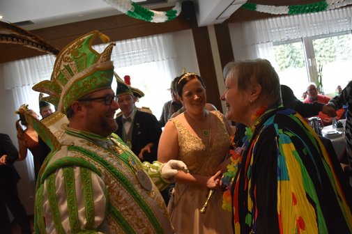 Strahlend empfängt Eveline Gerdes den Orden von Stadtprinz Jochen I.; Marion II. sieht es gerne.