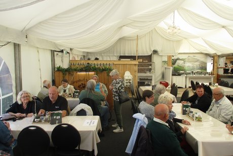 Im Eventzelt des Spargelhof