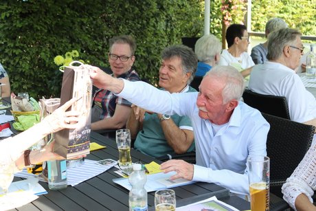 Ein Mann bekommt eine Urkunde und ein Präsent.