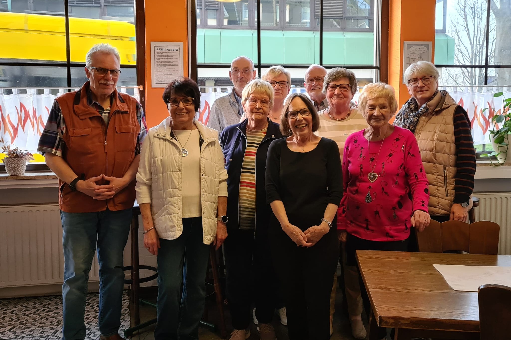 10 Personen stehen f&uuml;r ein Gruppenbild zusammen.