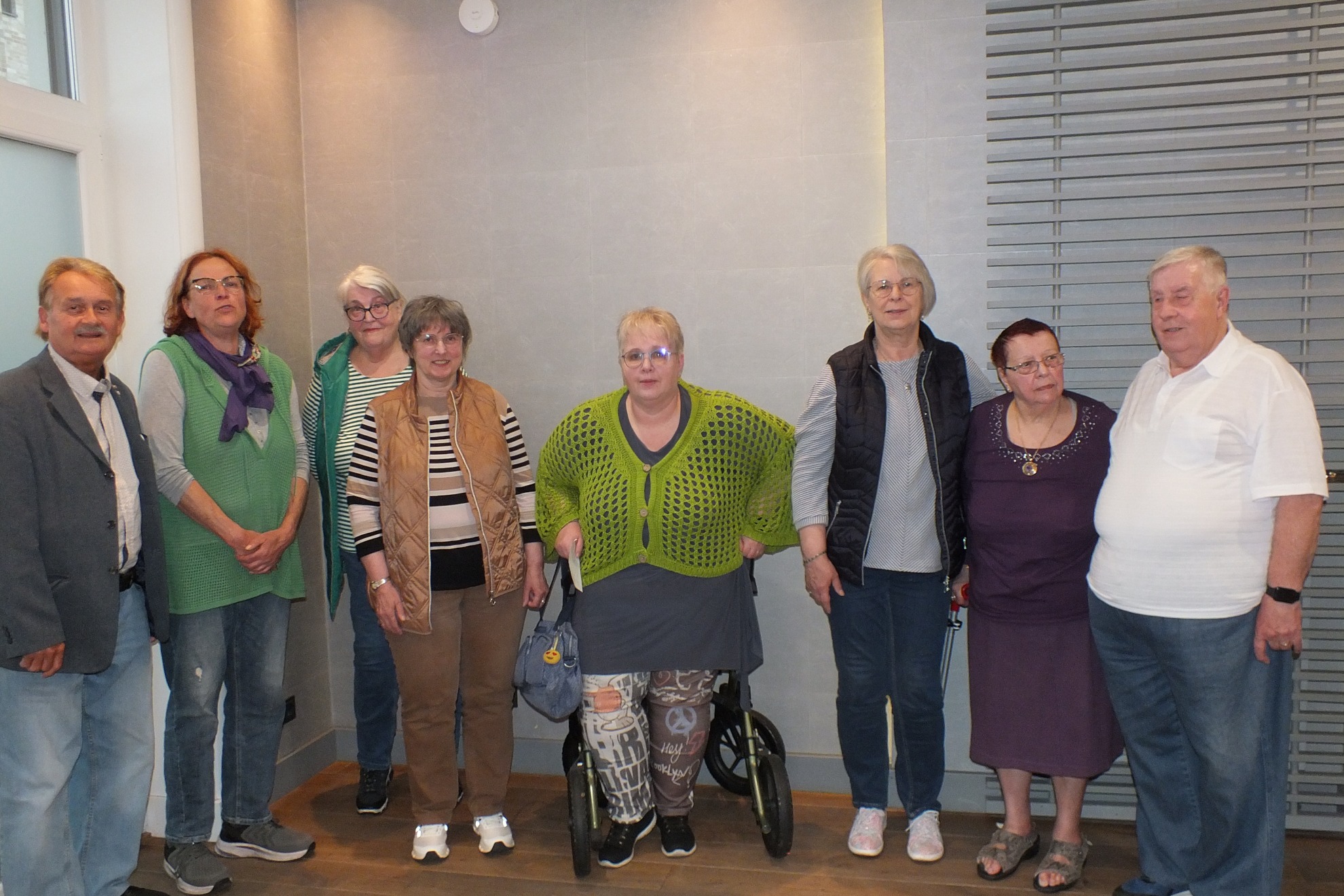 Sechs Frauen und zwei M&auml;nner stehen f&uuml;r ein Gruppenbild zusammen.