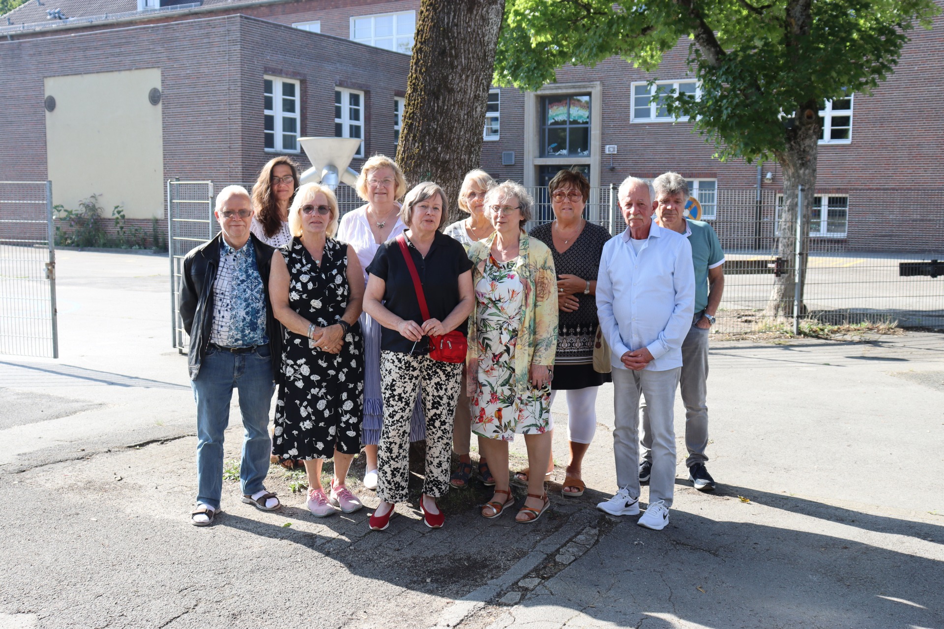 Mehrere Personen stehen für ein Gruppenbild zusammen.