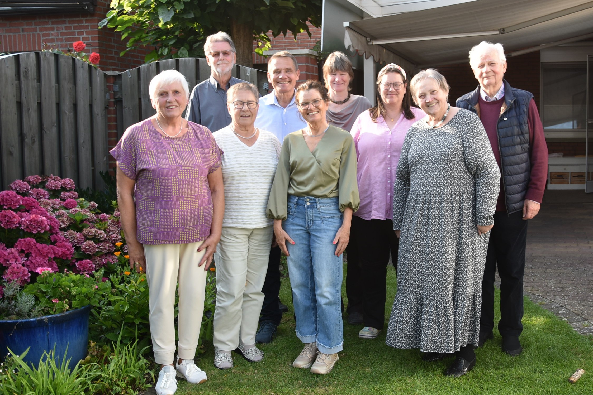 Der Vorstand des VdK Emsdetten (v.l.n.r.) Marita Maschke (Vorsitzende), Rainer Schwarz, Bärbel Thoms, Christoph Entrup, Silke Entrup, Claudia Hoffmann, Marion Niehoff, Eveline Gerdes (Ehrenvorsitzende) und Adolf Gerdes (Ehrenvorstandsmitglied).