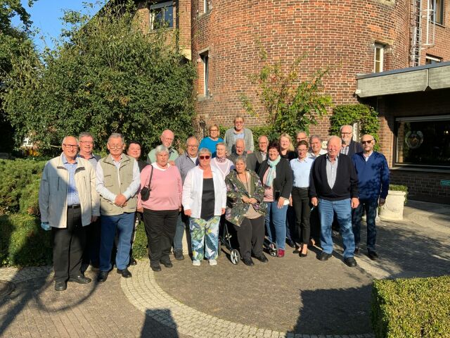 Der KV-Vorstand steht für ein Gruppenbild versammelt