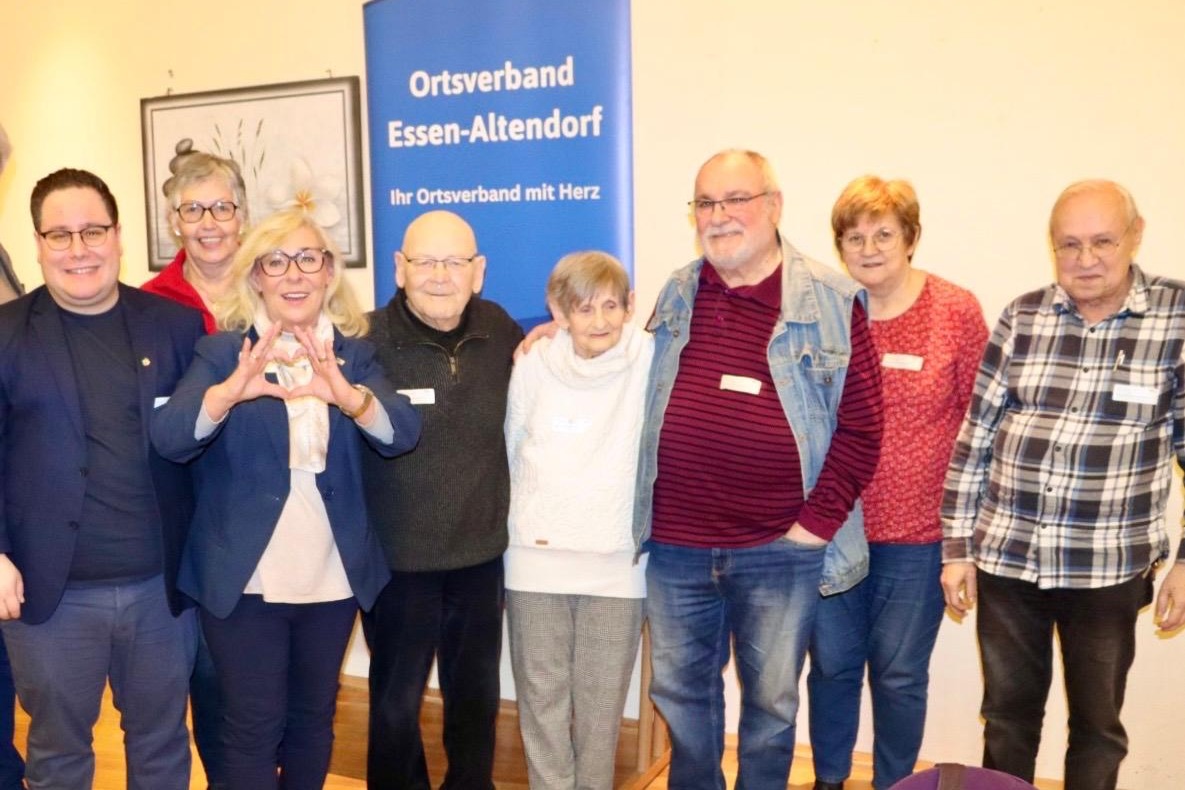 Acht Personen stehen f&uuml;r ein Gruppenbild zusammen.